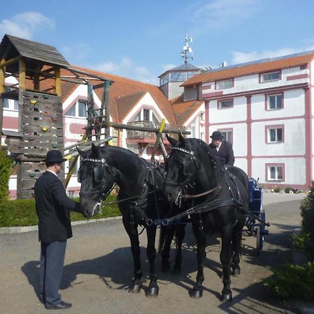 Отель Famozclub Bakov nad Jizerou Экстерьер фото