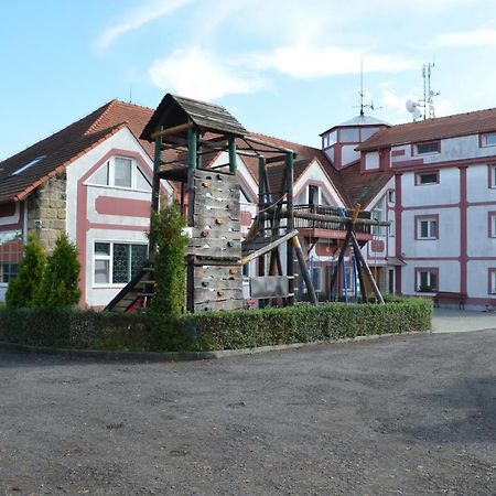 Отель Famozclub Bakov nad Jizerou Экстерьер фото