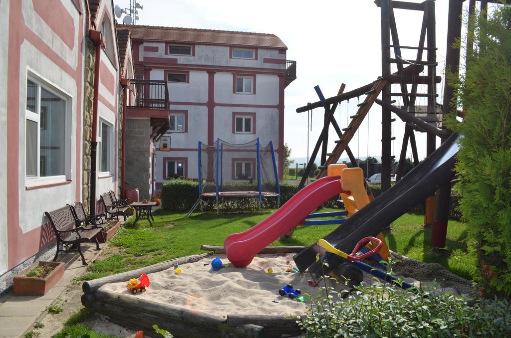 Отель Famozclub Bakov nad Jizerou Экстерьер фото