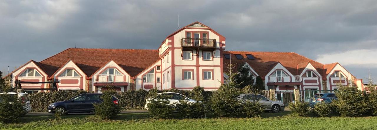 Отель Famozclub Bakov nad Jizerou Экстерьер фото